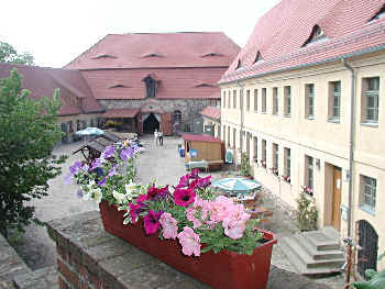 Hof der Burg Rabenstein