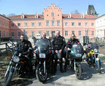 Gruppenbild vor dem Schloss Gusow