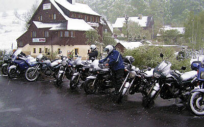 Motorrder im Schnee