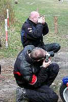 Karsten und Wolfgang fotografieren während der Pause bei der MCLB-Osterausfahrt 2003 am Werbellinsee